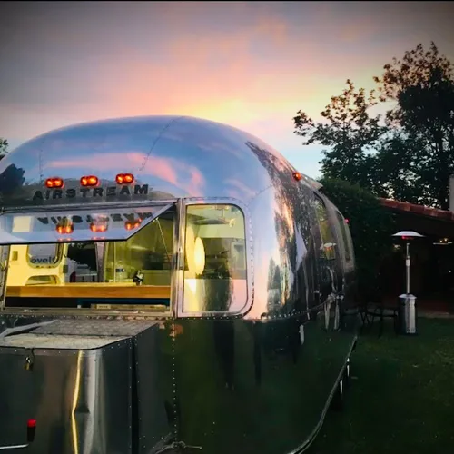 Caravane Airstream chromée food truck traiteur