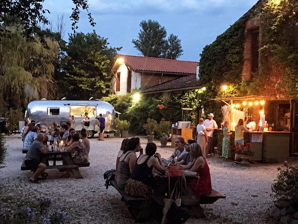 Cocktail dînatoire convives food truck Airstream